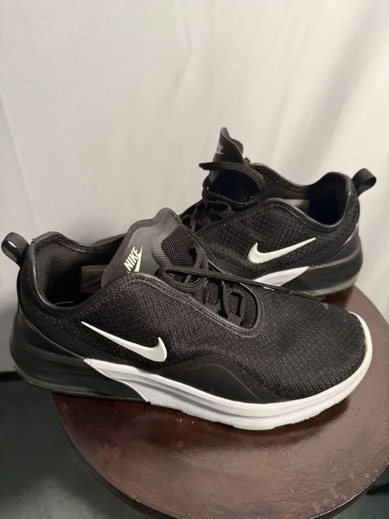 Nike Black & White Woman’s Low-Top Running Sneakers - Picture 1 of 5